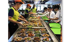 中山工廠飯?zhí)贸邪臼⒑氩惋?以酒店式高標準管理，守護員工“舌尖上的安全”